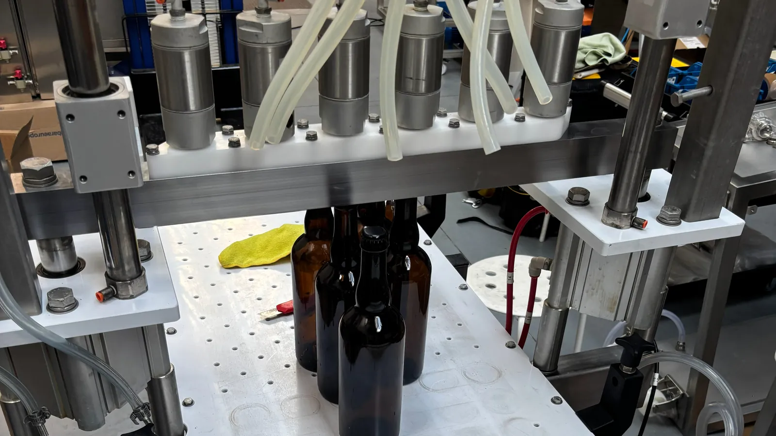 Una embotelladora de contrapresión funcionando, con botellas en el encuadre